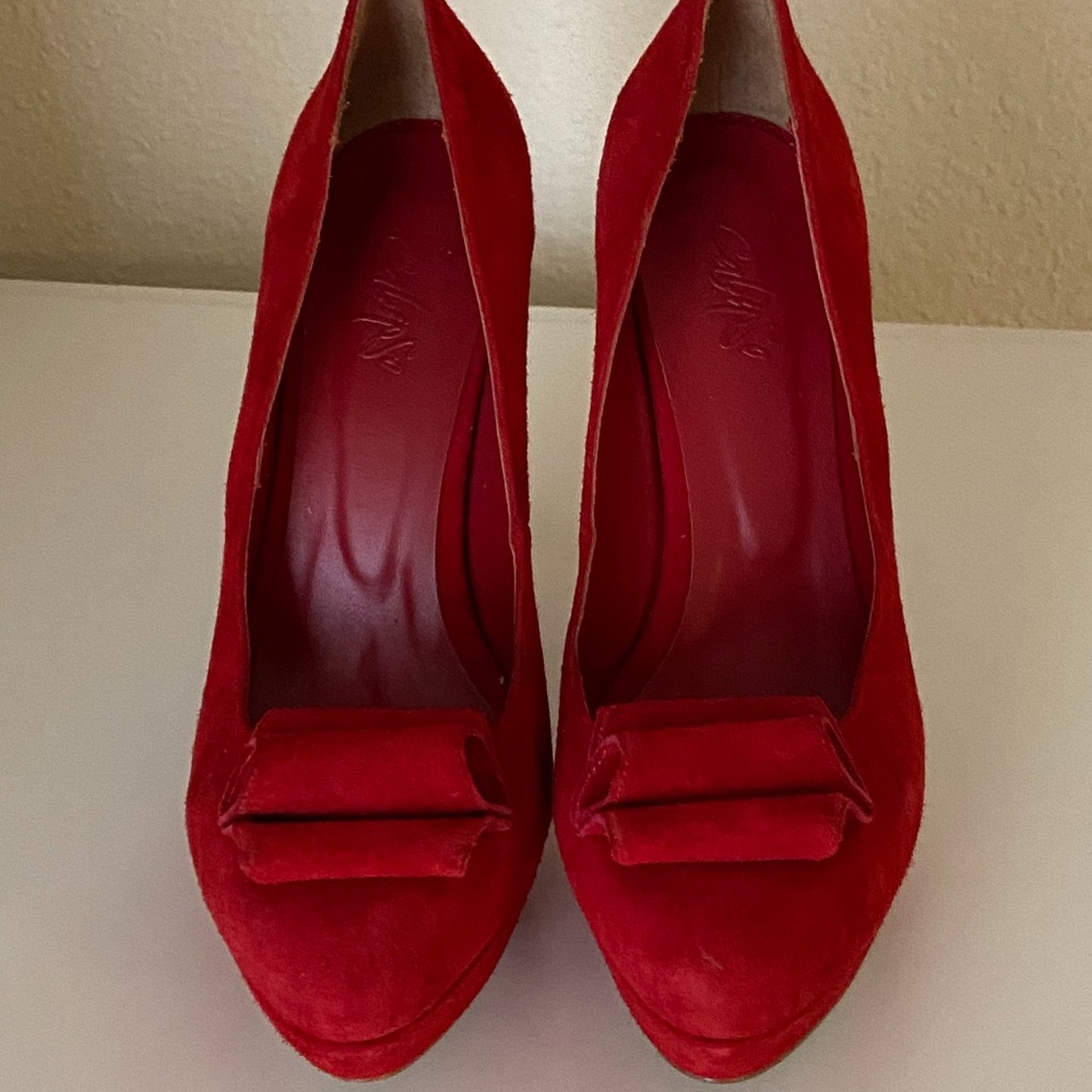 Red Velvet hills Size 7